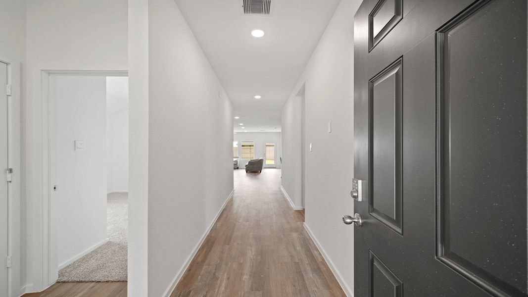 Spacious, unfurnished interior of a new home in Sunterra Lakes, Katy (Image 12). Spacious, unfurnished interior of a new home in Sunterra Lakes, Katy (Image 12).