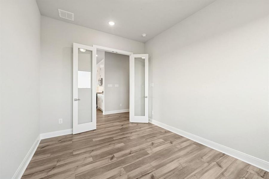 Spacious, unfurnished interior of a new home in Myrtle Creek, Waxahachie (Image 26).