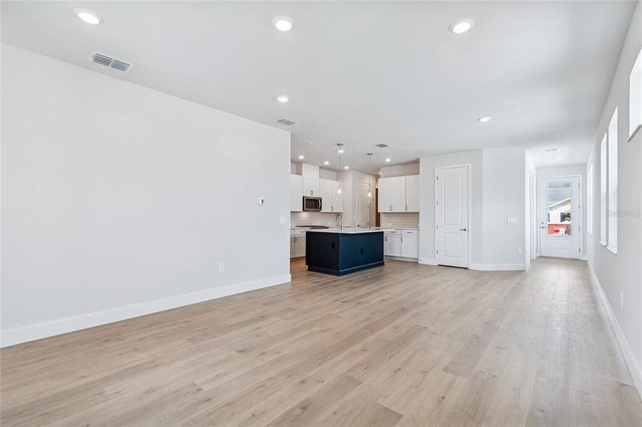 Spacious, unfurnished interior of a new home in Gracewater at Sarasota, Sarasota (Image 18).