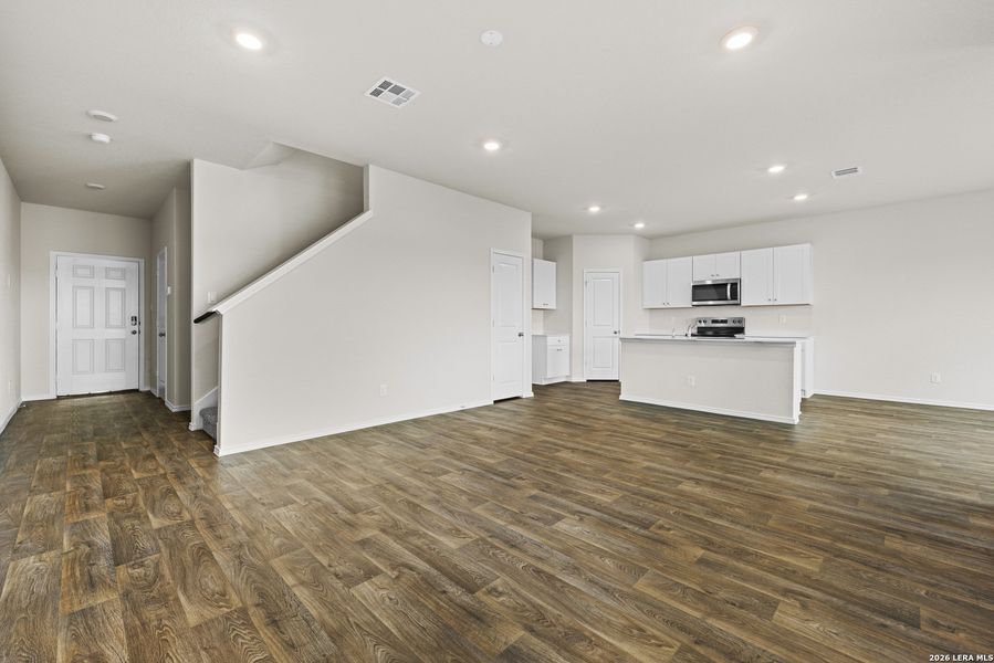 Spacious, unfurnished interior of a new home in Winding Creek, New Braunfels (Image 12). Spacious, unfurnished interior of a new home in Winding Creek, New Braunfels (Image 12).