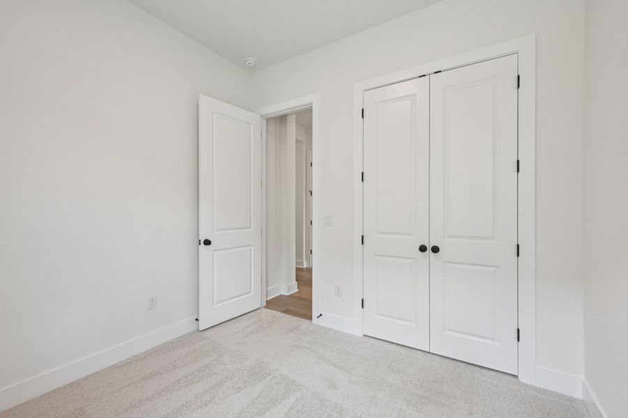 Spacious, unfurnished interior of a new home in Persimmon, Buda (Image 17).