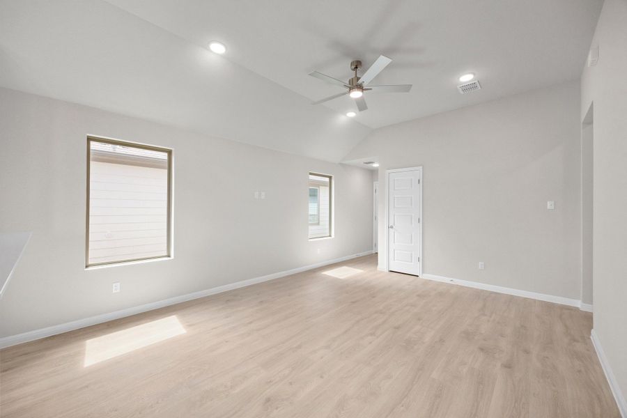 Spacious, unfurnished interior of a new home in Trinity Ranch, Elgin (Image 15).