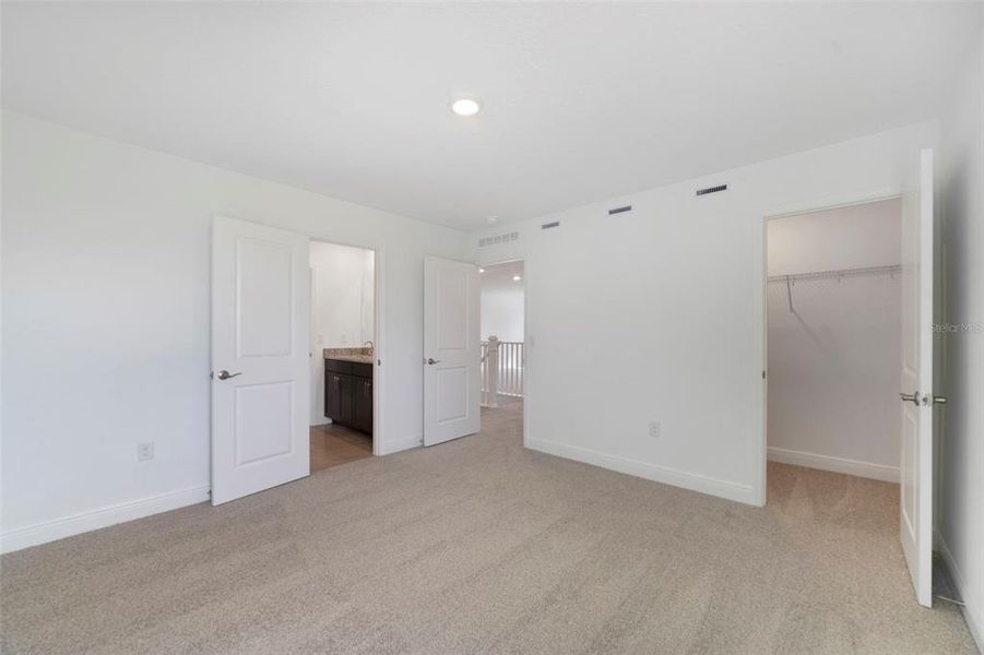 Spacious, unfurnished interior of a new home in Vintner Reserve, Clermont (Image 17).