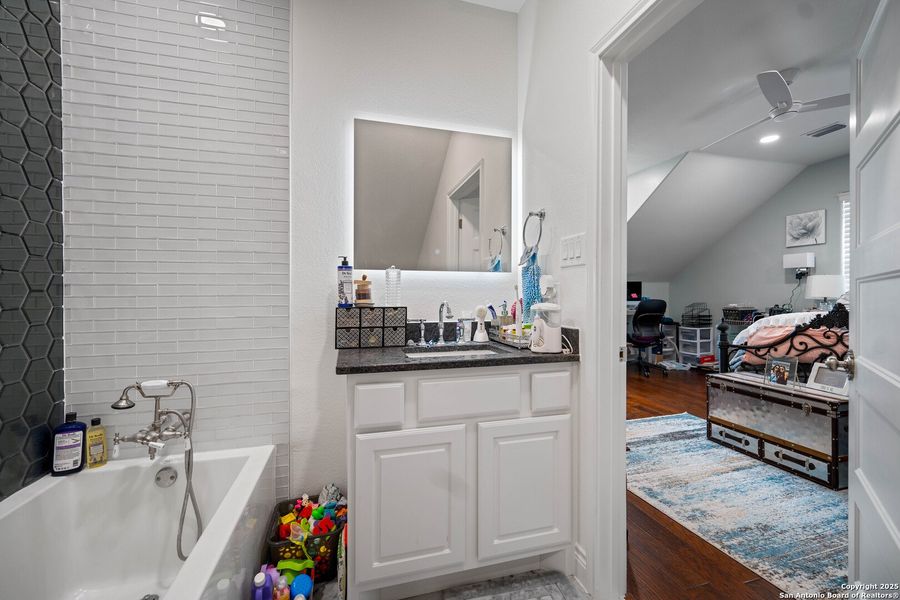 Furnished interior view inside a new home in , Kenedy (Image 52).