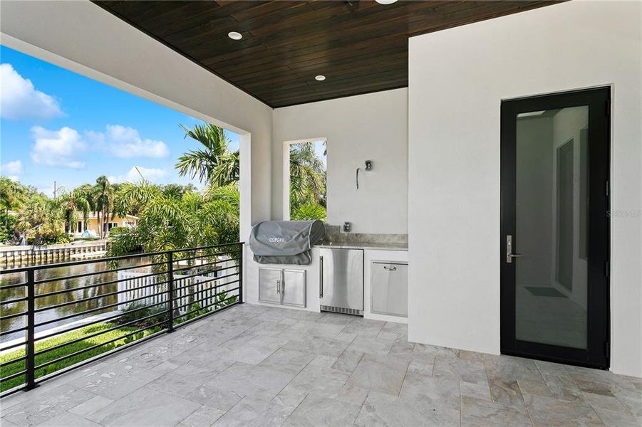 Outdoor Kitchen and pool bath