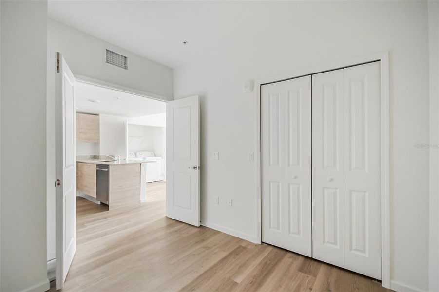 Spacious, unfurnished interior of a new home in , Orlando (Image 37).