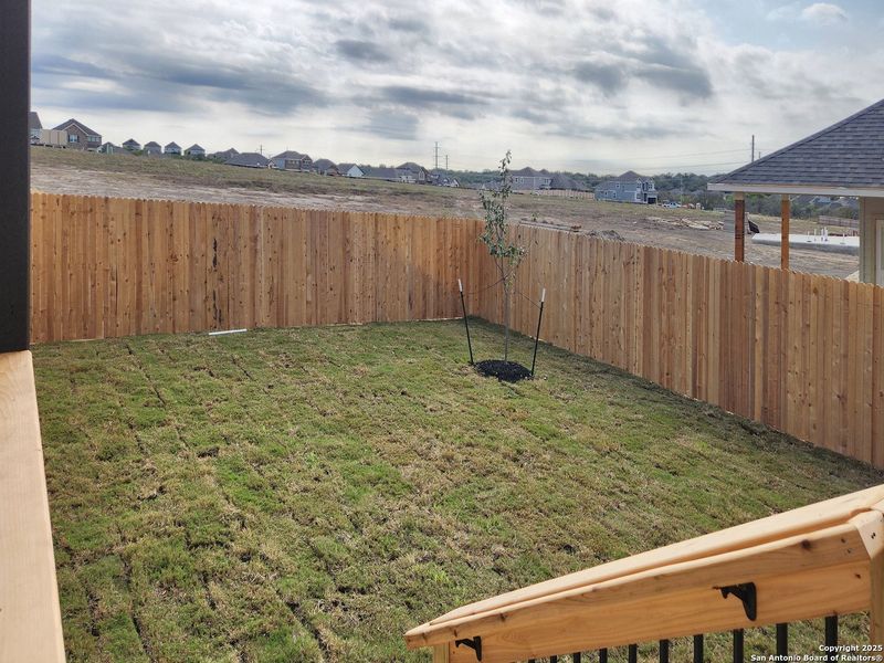 Exterior details and patio area of a home in Arcadia Ridge, San Antonio (Image 4).