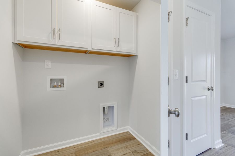 Spacious, unfurnished interior of a new home in Astoria, Columbia (Image 20).