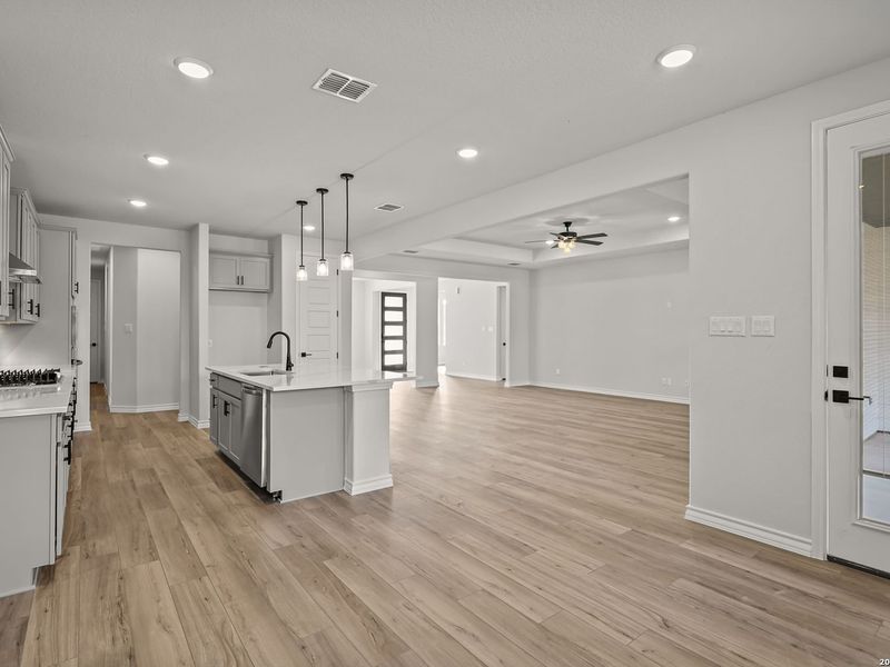 Spacious, unfurnished interior of a new home in Potranco Oaks, Castroville (Image 31).