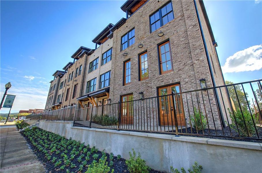 Condo located in Cartersville, GA showcasing its design and architecture (Image 4).