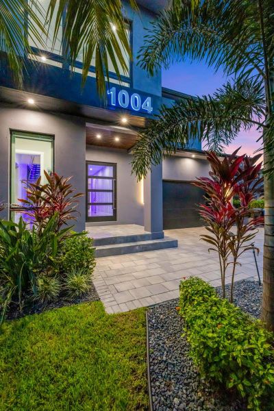 Exterior details and patio area of a home in , Fort Lauderdale (Image 27).