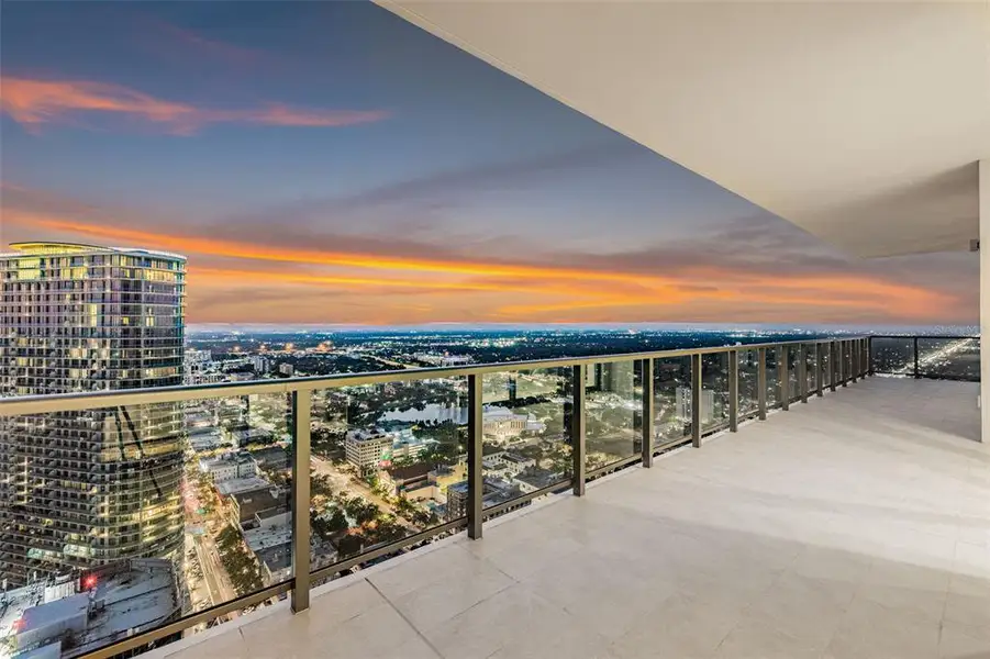 Condo located in St. Petersburg, FL showcasing its design and architecture (Image 17).