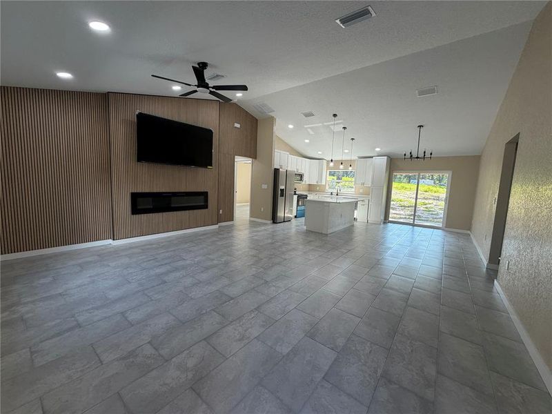 Spacious, unfurnished interior of a new home in , Belleview (Image 15).