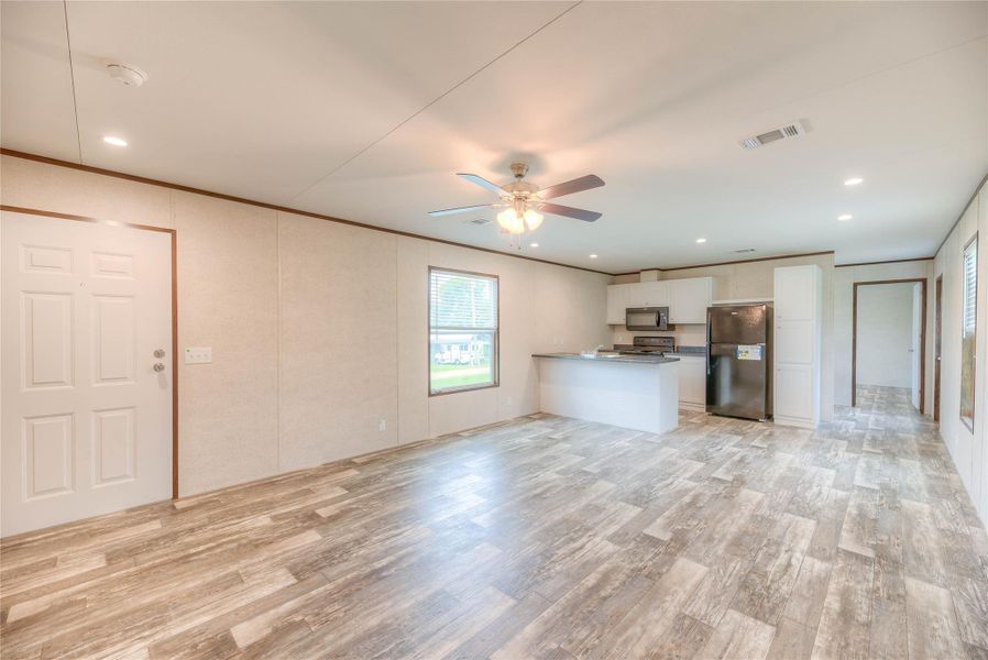 Spacious, unfurnished interior of a new home in , Livingston (Image 11).