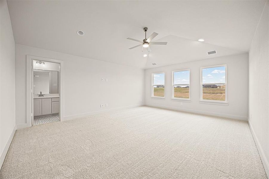 Spacious, unfurnished interior of a new home in Tuscan Estates (1 Acre Lots), Waxahachie (Image 34).