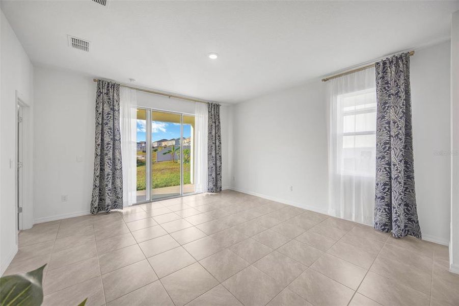 Spacious, unfurnished interior of a new home in Woodcreek, Wesley Chapel (Image 30).