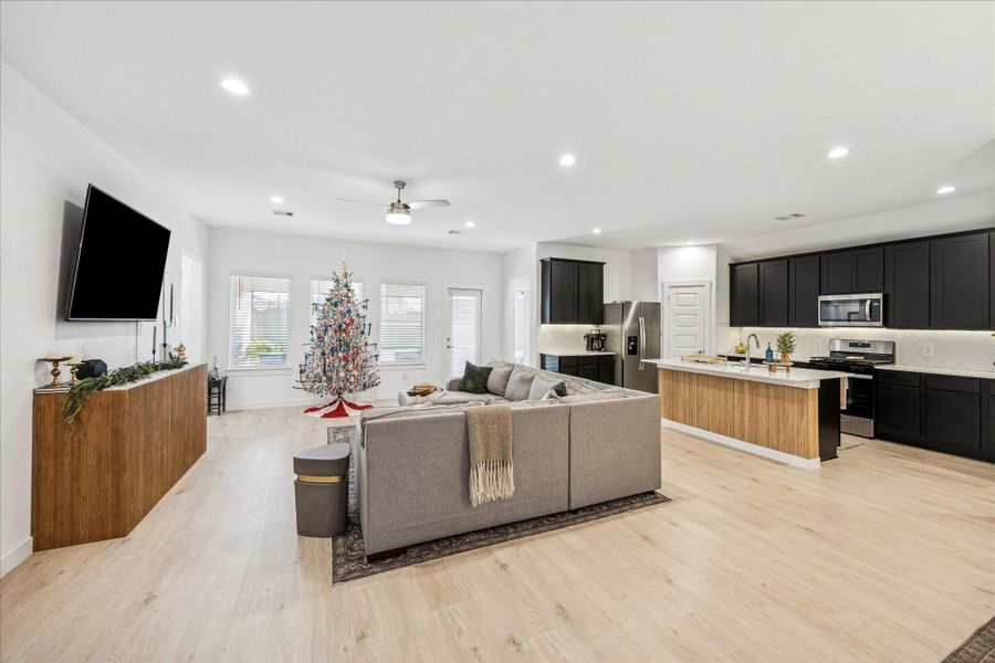 Furnished interior view inside a new home in Tamarron, Fulshear (Image 25). Furnished interior view inside a new home in Tamarron, Fulshear (Image 25).