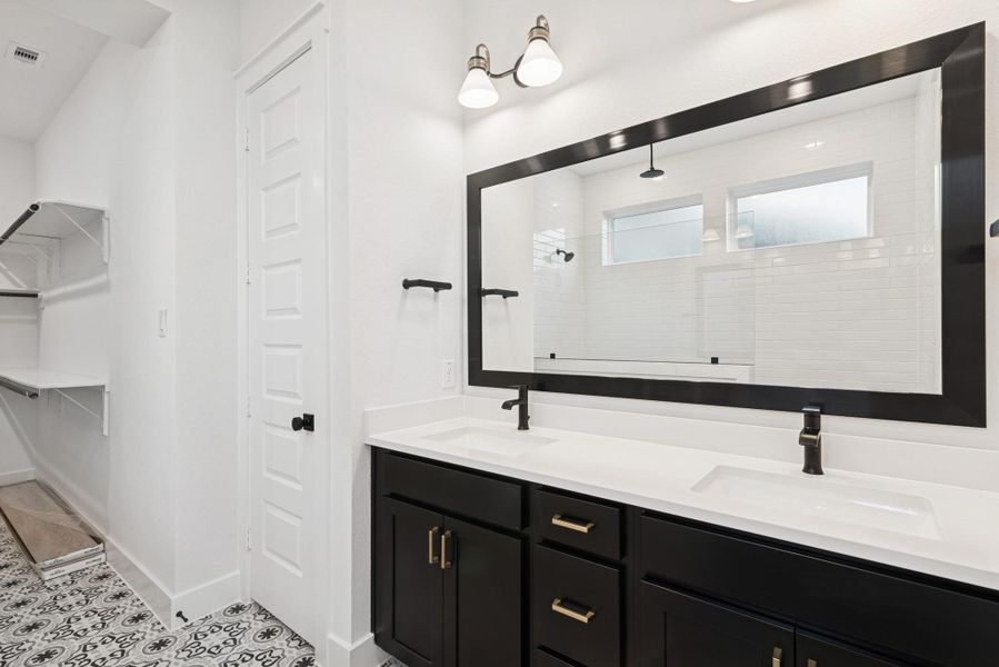 Furnished interior view inside a new home in The Highlands 40', Porter (Image 10).