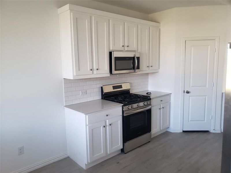 Stove w / Hanging Microwave