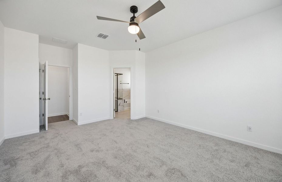 Spacious, unfurnished interior of a new home in Sunfield, Buda (Image 22).