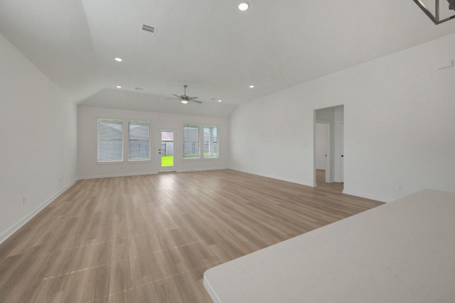 Spacious, unfurnished interior of a new home in Miller's Pond, Rosenberg (Image 16).