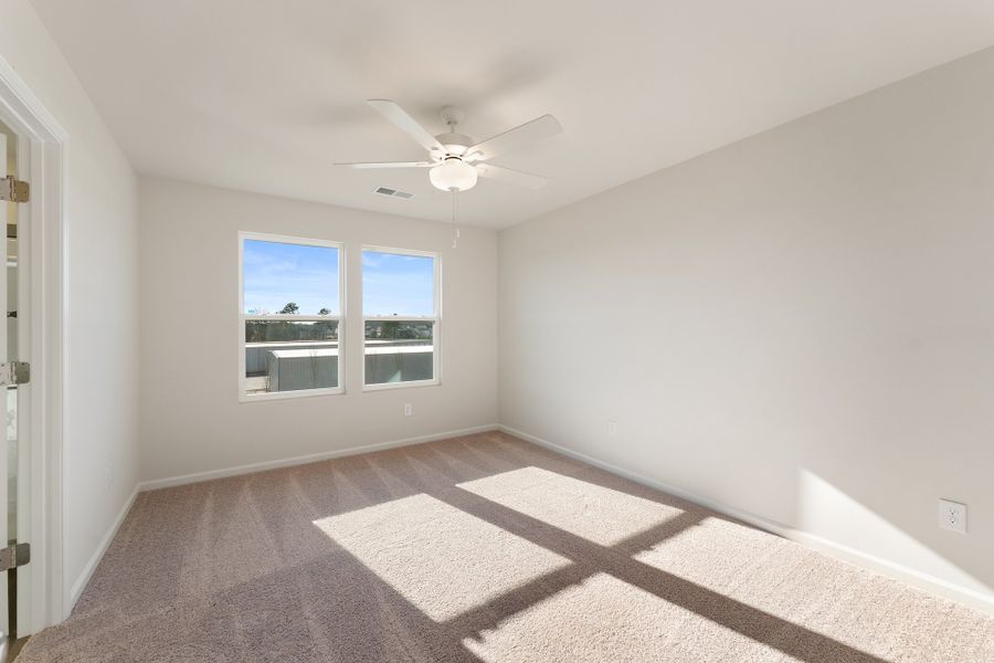 Spacious, unfurnished interior of a new home in Tucker Ridge, Pendleton (Image 19).