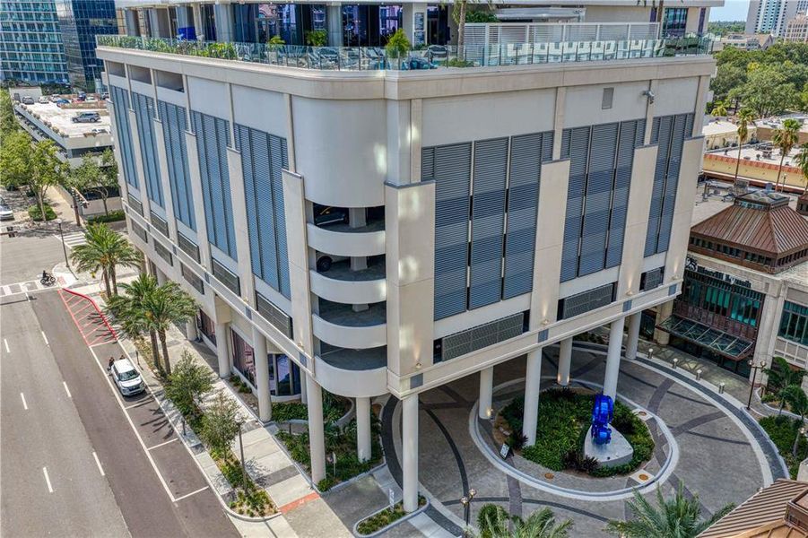 Condo located in St. Petersburg, FL showcasing its design and architecture (Image 38).