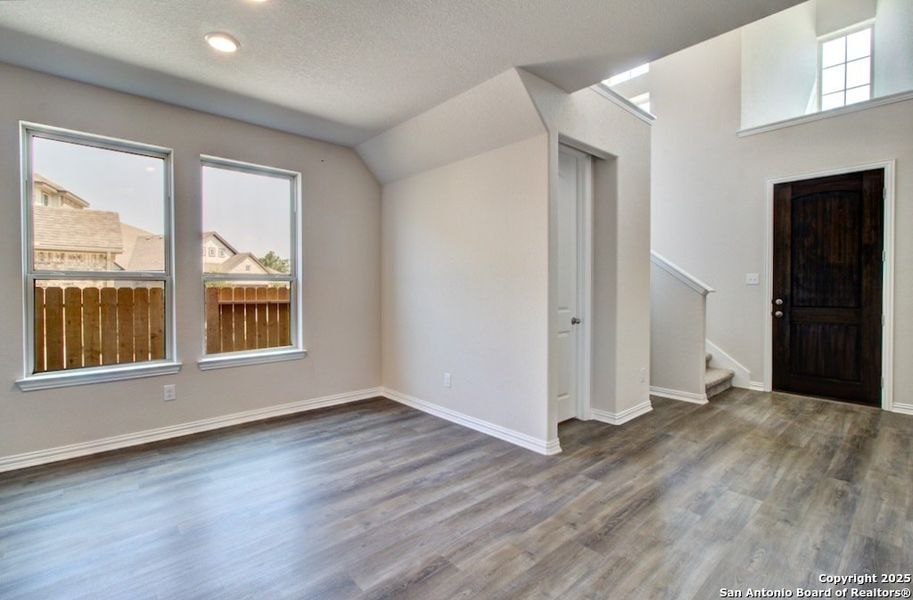 Spacious, unfurnished interior of a new home in Stream Waters, Seguin (Image 25).