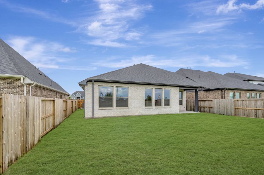 Exterior details and patio area of a home in Beacon Point at Lago Mar - Retreat Collection, Texas City (Image 4).