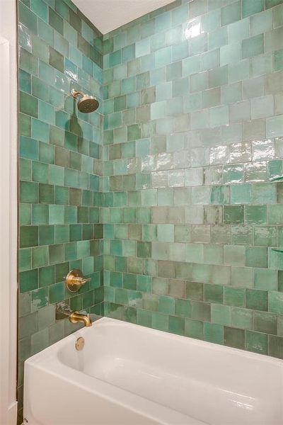 Bathroom with tiled shower / bath combo