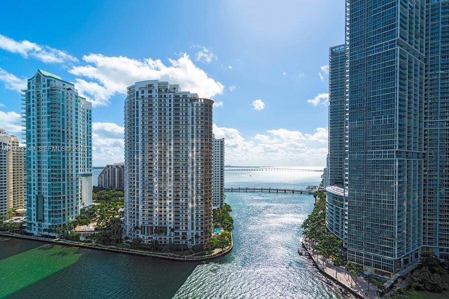Condo located in Miami, FL showcasing its design and architecture (Image 24).