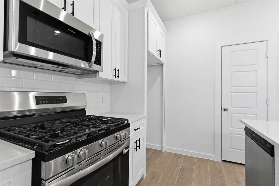Furnished interior view inside a new home in , Iowa Colony (Image 12).