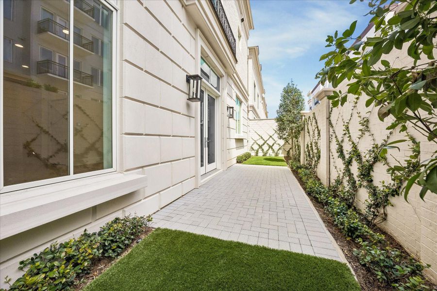 Gas lantern-style electrical light fixtures complete this outdoor space.