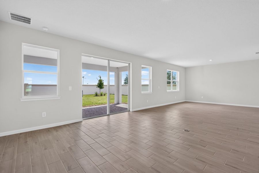 Spacious, unfurnished interior of a new home in Pasadena Ridge Master, Dade City (Image 11).