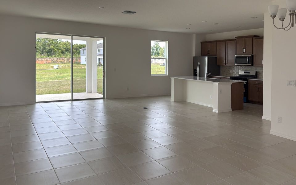 Spacious, unfurnished interior of a new home in Eagletail Landings, Howey-in-the-Hills (Image 14).