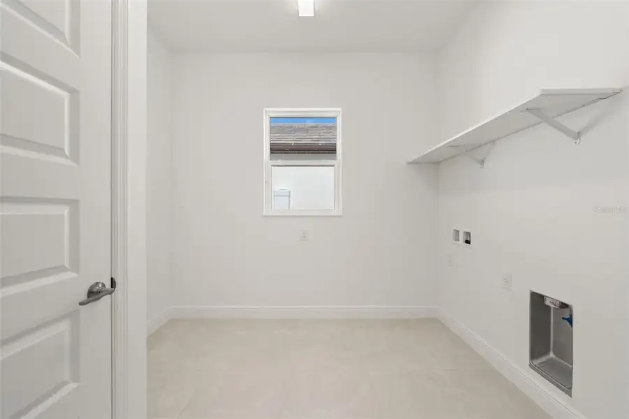 Spacious, unfurnished interior of a new home in , Sarasota (Image 37).