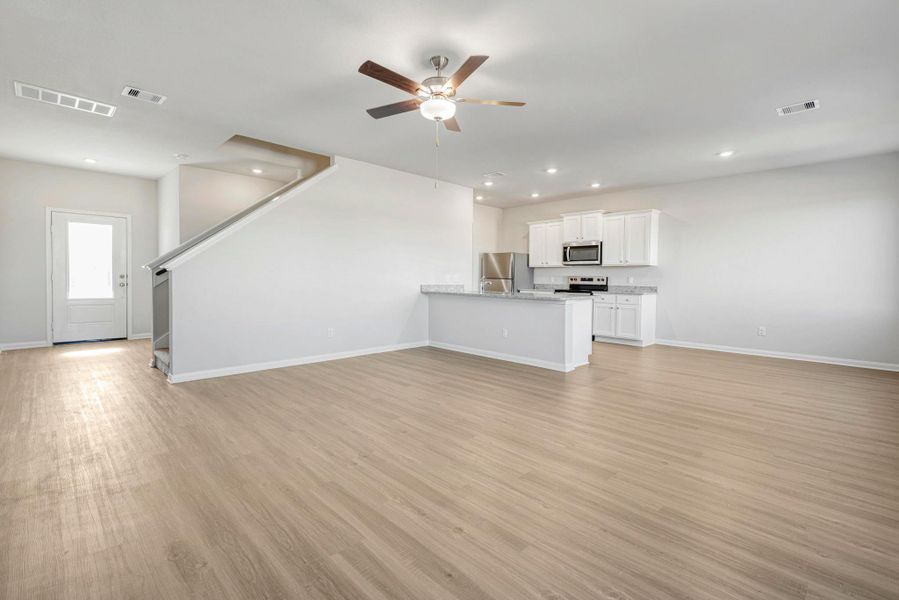 Spacious living room, open to the kitchen and dining area. Spacious living room, open to the kitchen and dining area.