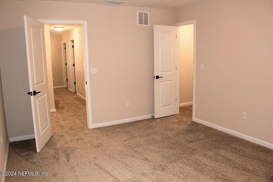 Spacious, unfurnished interior of a new home in , Middleburg (Image 27).