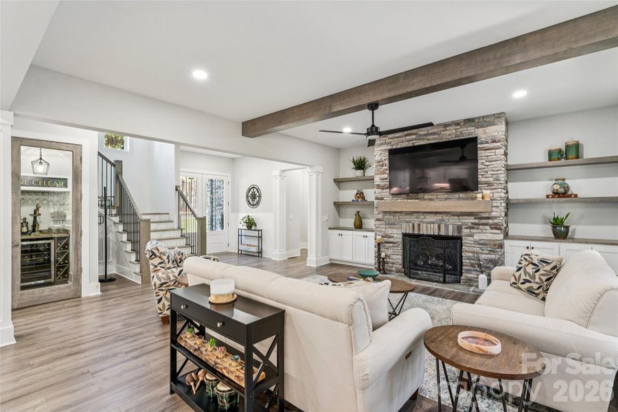 Expansive LR with wood beams Expansive LR with wood beams