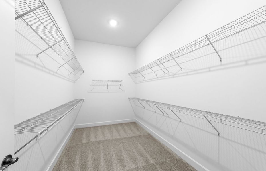 Spacious, unfurnished interior of a new home in Del Webb Oak Creek, North Fort Myers (Image 17).