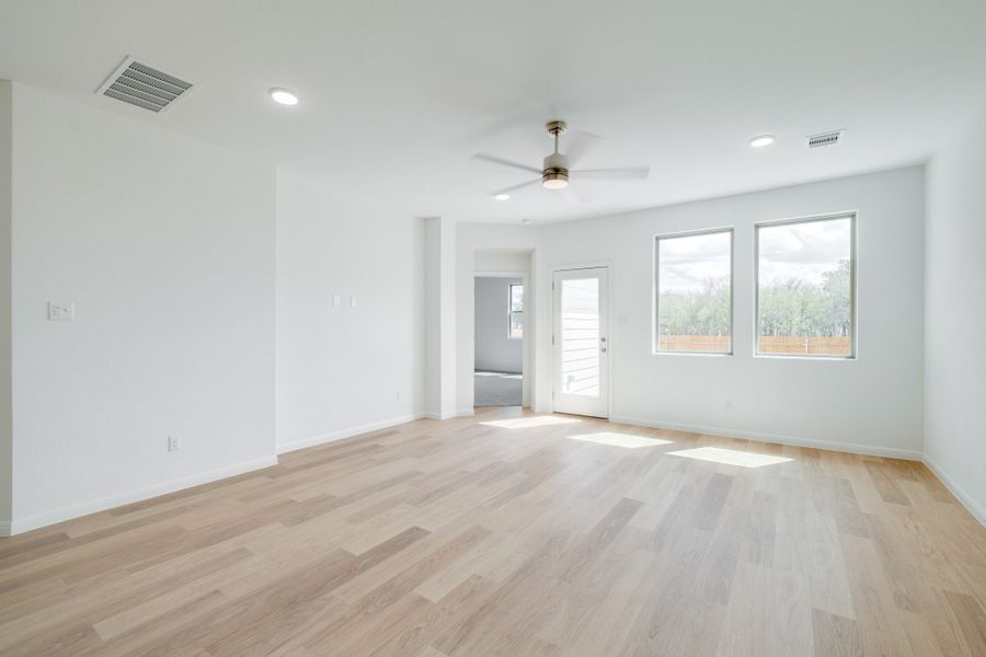 Spacious, unfurnished interior of a new home in Trinity Ranch, Elgin (Image 13).