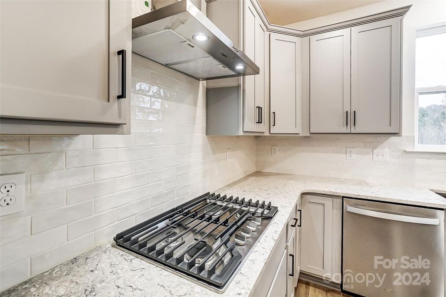 Gas cooktop with tile to the ceiling