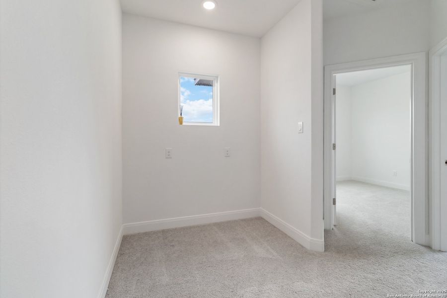 Spacious, unfurnished interior of a new home in Woodbridge Farms, La Vernia (Image 22).