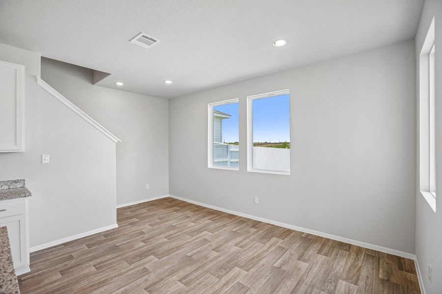 Spacious, unfurnished interior of a new home in Harvest Ridge, Elgin (Image 17).