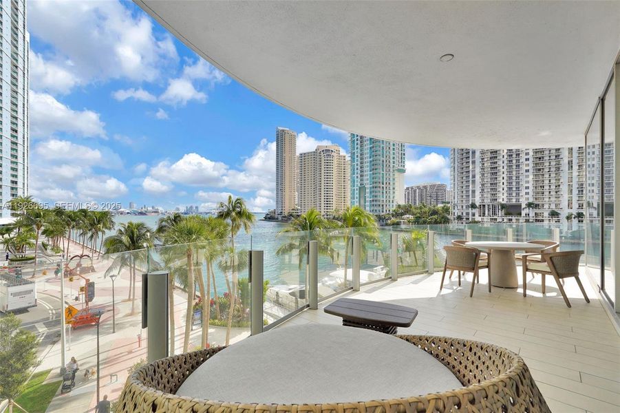 Condo located in Miami, FL showcasing its design and architecture (Image 5).