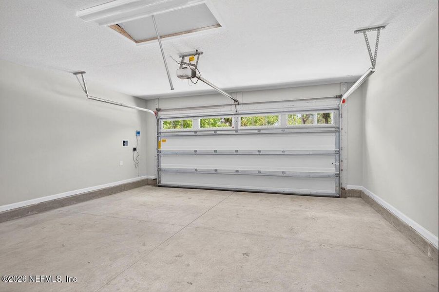 Spacious, unfurnished interior of a new home in , Jacksonville (Image 22).