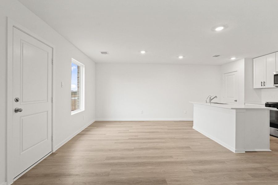 Spacious, unfurnished interior of a new home in Sunterra, Katy (Image 15).