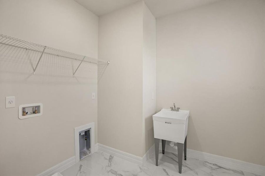 Spacious, unfurnished interior of a new home in , Orlando (Image 44).