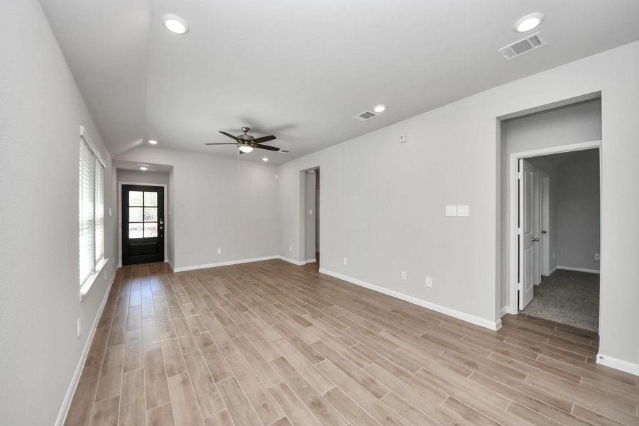 Spacious, unfurnished interior of a new home in , Tomball (Image 14).
