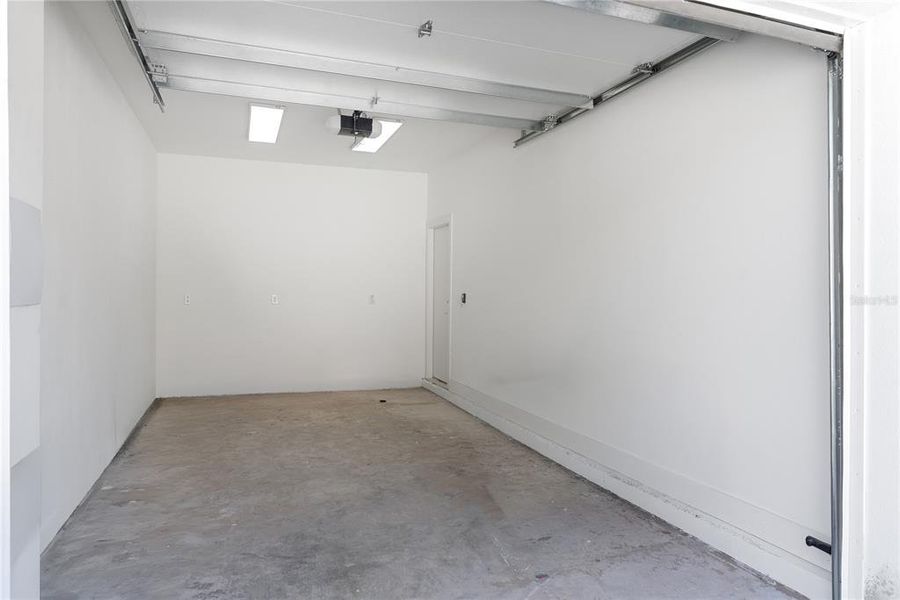 Spacious, unfurnished interior of a new home in , Tampa (Image 31).